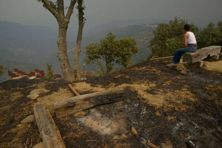El incendio en Monterrei provoca evacuaciones y confinamientos nocturnos