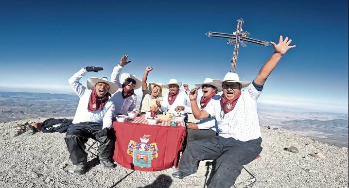 Aniversario de Arequipa: Comieron adobo en la cima del volcán Misti