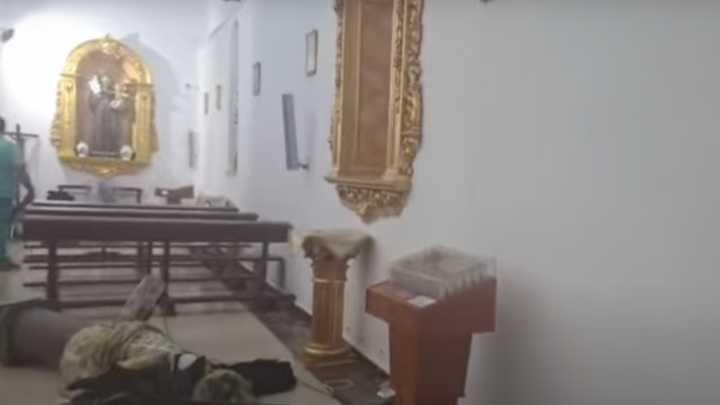 Una mujer la lía en una iglesia de Castilla