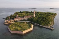 Poveglia. Fue tildada "la isla maldita" de Italia, estuvo cerrada por décadas y ahora tiene un proyecto para poder visitarla