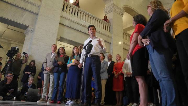 Democrats and advocates call for gun reform, Trump administration looks elsewhere after Minneapolis shooting