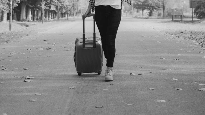 Detienen a una mujer que viajaba con una niña de 2 años viva oculta en su maleta