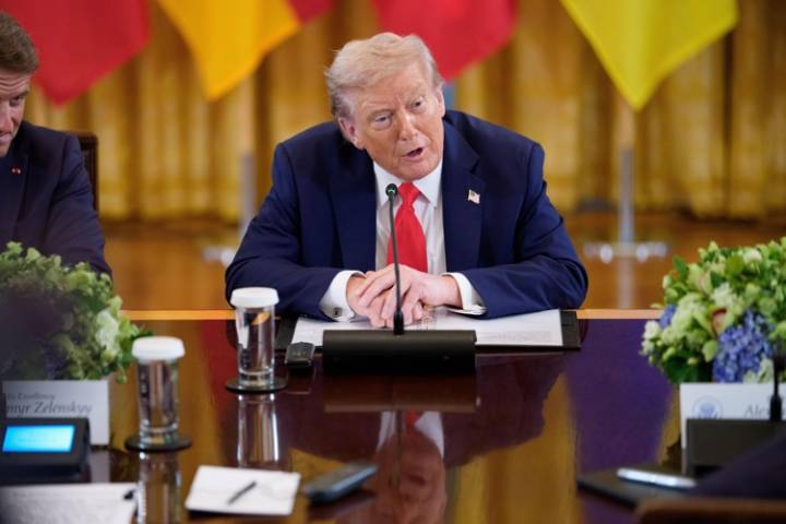 Trump dice que 'organiza' reunión Putin