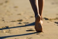 Jesús Serrano, fisioterapeuta: "Andar descalzo por la playa aumenta la masa muscular intrínseca"