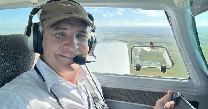 Traeger MP Robbie Katter and pregnant wife walk away from 'traumatic' light plane crash in Mount Isa