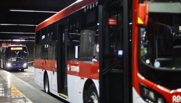 Delincuente intentó robar a pasajera en micro y testigos lo encararon: saltó del bus y murió atropellado
