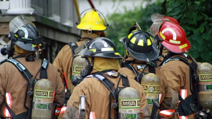 Caen 2 bomberos señalados de estar ilegalmente en EU; controlaban un incendio
