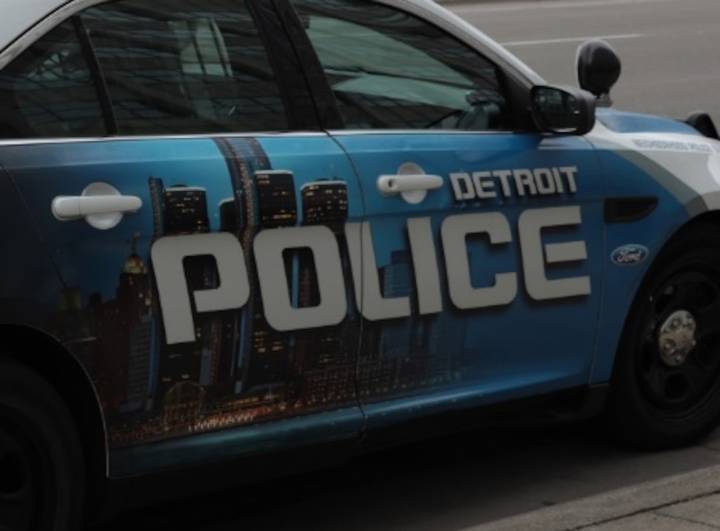 2 Detroit police officers hurt in crash after driver runs red light