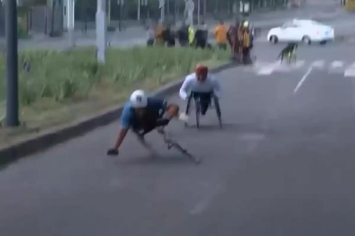 Maratón CDMX 2025: ¡Increíble! Dos corredores en silla de ruedas sufren caída por culpa de un bache