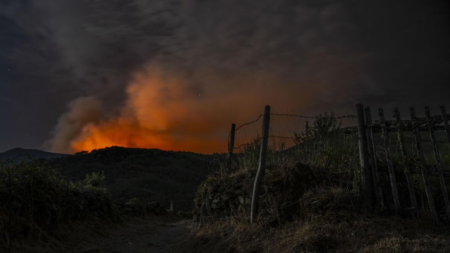 Incendios forestales en Galicia, en directo | El noroeste, en jaque: el fuego avanza en Ourense y asuela Las Médulas