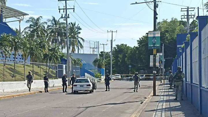 Ejecutan a balazos a policía municipal en Culiacán frente a la Preparatoria Emiliano Zapata