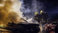 Bomberos revelan la mejor solución para extinguir un incendio de un auto eléctrico