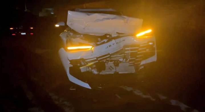 DESTROZA CAMIONETA MODELO RECIENTE CONTRA GÓNDOLA