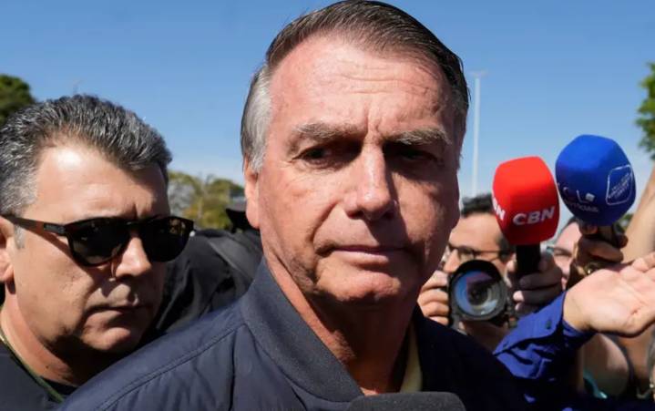 Corte de Brasil impone arresto domiciliario a Bolsonaro por incumplir restricciones