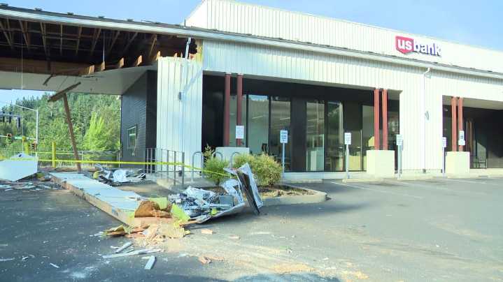 2 arrested for stealing nearly $59K in cash from Clackamas ATM