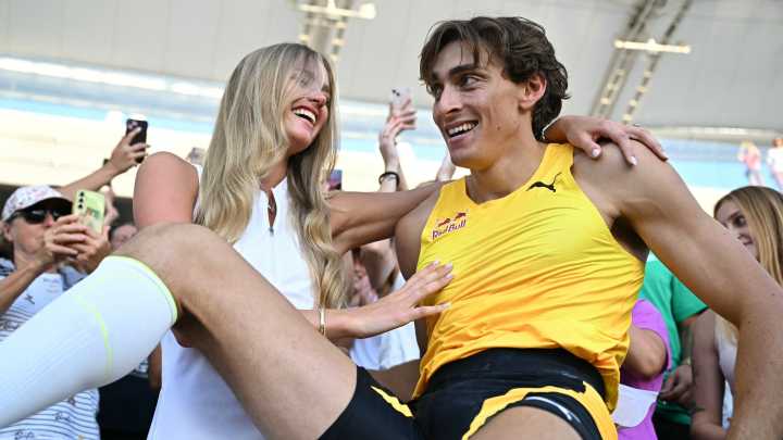 Mondo Duplantis kisses model girlfriend in crowd after breaking 13th world