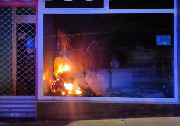 Sofocan a tiempo un incendio en el escaparate de un comercio