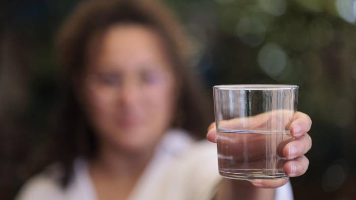 El error que muchos cometen al beber agua en verano: una doctora de la Clínica Universidad de Navarra lo explica