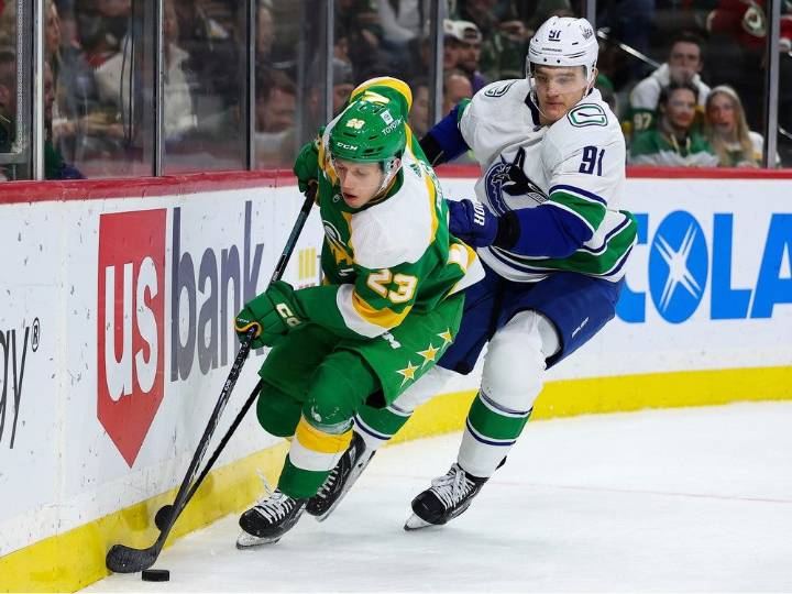 Canucks: Trade target Marco Rossi re-signs with Minnesota Wild