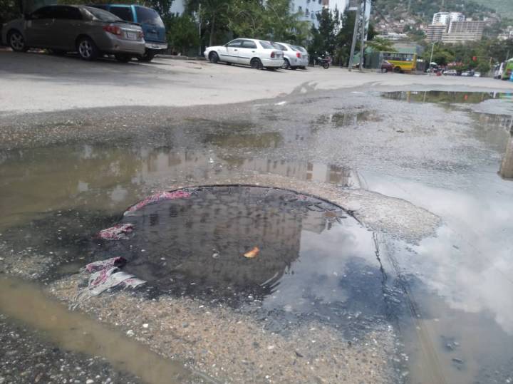 Aguas servidas ocultan enormes huecos en la Opppe 27