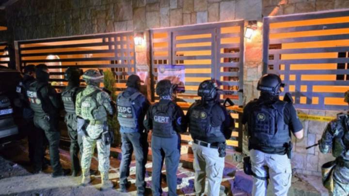 Catean casa en García, NlL; aseguran armas y drogas