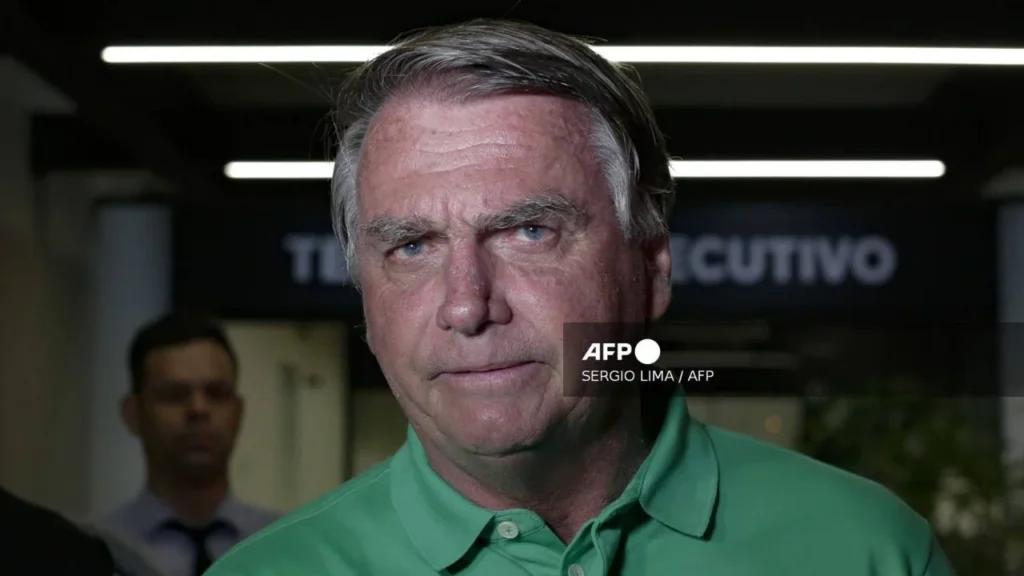 Juez dicta arresto domiciliario al expresidente Jair Bolsonaro