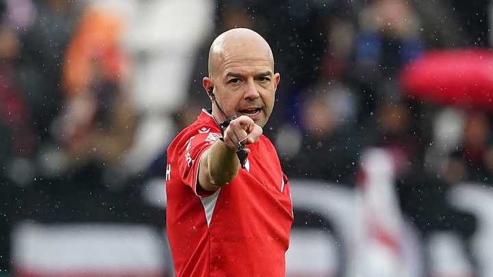 González Fuertes, que estaba previsto que estuviera en el Real Madrid-Mallorca, sufre un 'neverazo' instantáneo tras su fallo en el Alavés