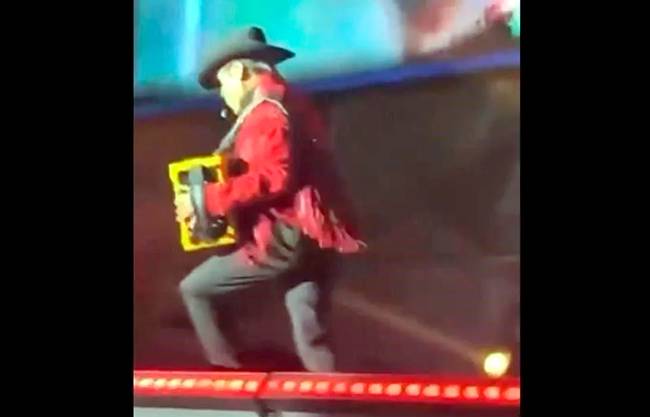 Jorge Hernández de Los Tigres del Norte cae en concierto
