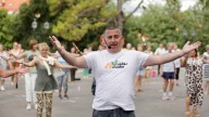 Bailar en Oviedo gratis y en la calle: la terapia de Amador Valdés que cuida cuerpo y mente