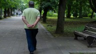 Qué significa caminar con las manos en la espalda, según la psicología