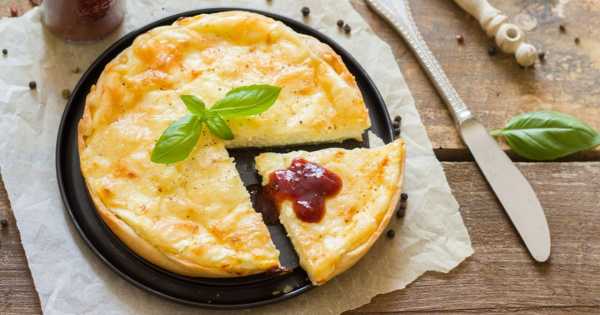 Receta fácil y rápida de tarta salada de tomate y tres quesos que encantará a tus invitados