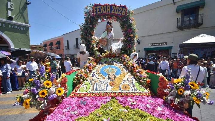 Desfile de la Dalia llena de color las calles de Huamantla; es la antesala de “La Noche que Nadie Duerme”