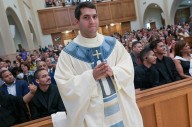 Sacerdote venezolano estuvo retenido durante horas por autoridades migratorias en Miami