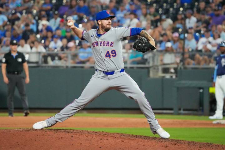 Deadspin | Mets bring back RHP Chris Devenski, designate LHP Jose Castillo