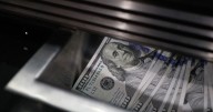 ¿Un dólar más barato? Presiones de Trump contra la Fed reviven las dudas sobre la moneda