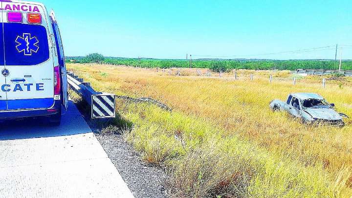 Mujer vuelca brutalmente en la Autopista Nuevo Laredo-Monterrey; camioneta quedó destrozada