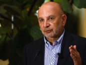 Senador Juan Luis Castro acusa que “el PC quiere socavar la candidatura de Jeannette Jara” y les pidió que “guarden silencio”
