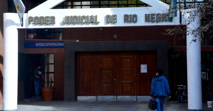 Vive en Israel y no podrá entrar a Argentina hasta saldar una deuda alimentaria millonaria en Viedma