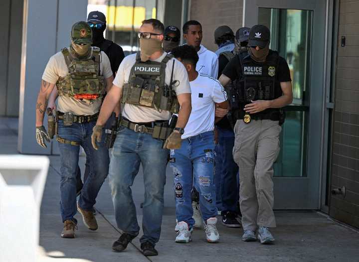 ICE debe dar libertad provisional a detenidos, ordena juez federal