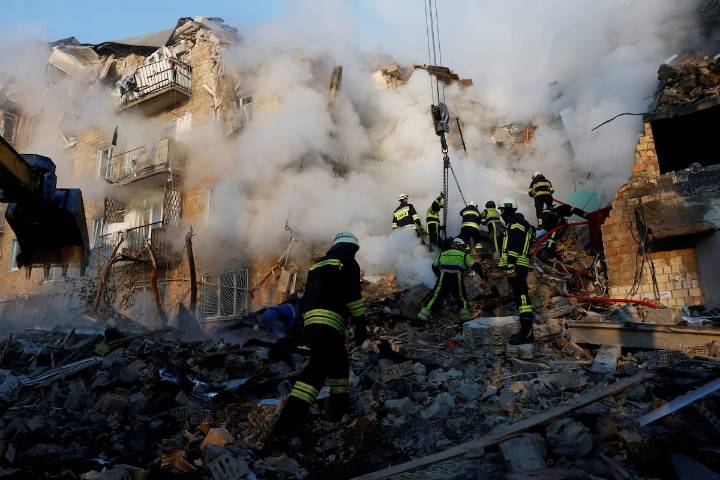 El ataque masivo de Rusia sobre Kiev con oleadas de drones y misiles, en imágenes