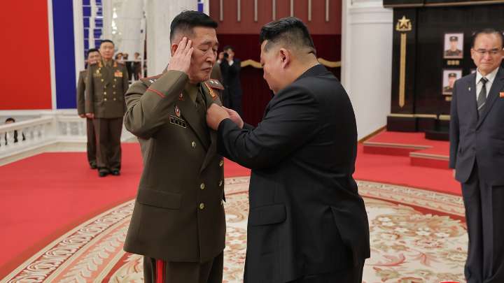 Kim Jong Un condecora a militares norcoreanos enviados a combatir en Ucrania
