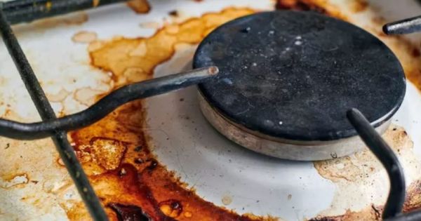 Ni vinagre ni bicarbonato: el truco para limpiar las hornallas de la cocina sin esfuerzo