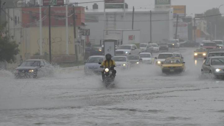 ¡Lluvioso fin de semana!... Monzón Mexicano y ondas tropicales azotarán a México con fuertes lluvias y granizadas