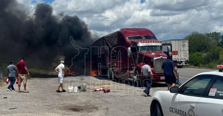Trailer cargado de sorgo a punto de incendiarse en el libramiento de San Fernando