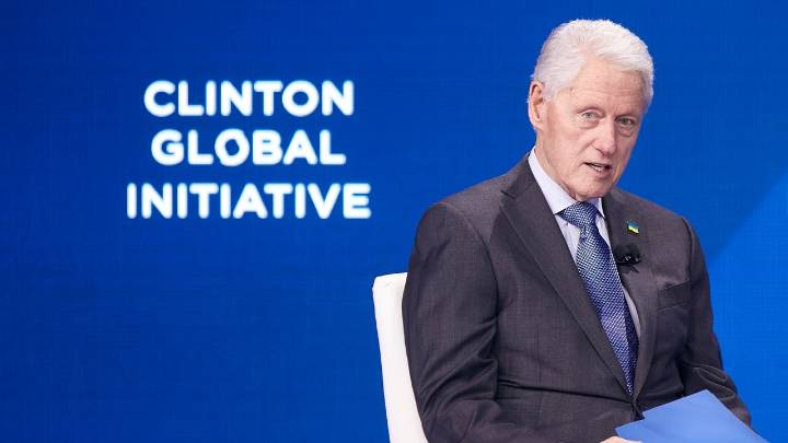 Preocupación por el estado de salud de Bill Clinton tras ser visto con un desfibrilador portátil en el aeropuerto de Los Hamptons