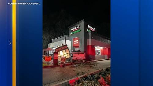 Suspected DUI driver arrested after crashing into Visalia Carl's Jr., police say