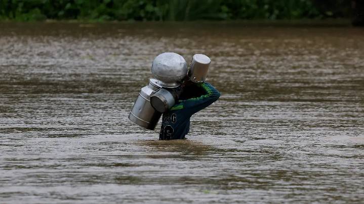 Inundaciones y deslizamientos de tierra dejan al menos 30 muertos en India
