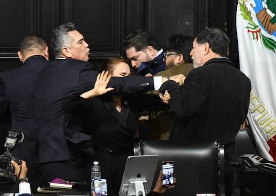ENLOQUECE ALITO MORENO: GOLPEA EN SESIÓN A NOROÑA