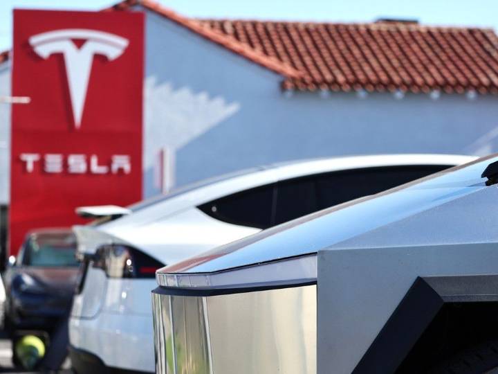 Majority of Canadians say EV sales mandate 'unrealistic,' survey says
