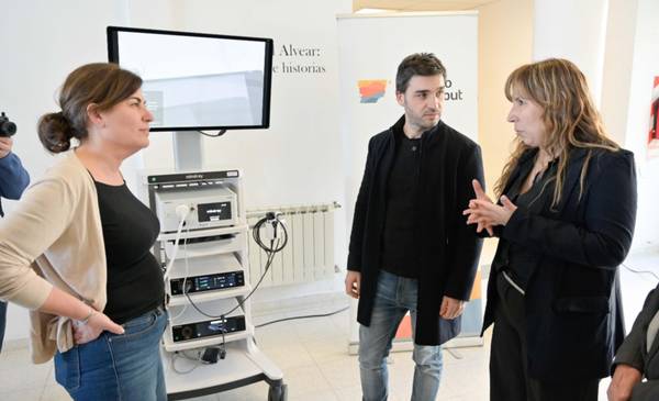 Torres inauguró el Centro de Día del Hospital Alvear, entregó una ambulancia y una torre de laparoscopía